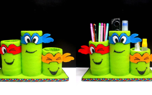 Manualidad infantil de portalápices hechos con botellas de plástico recicladas, decorados como personajes coloridos y divertidos para organizar útiles escolares.