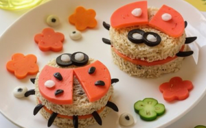 Sandwiches decorados como mariquitas con verduras y queso, una merienda original y divertida para cumpleaños infantiles.